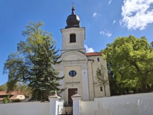 V Bohnicích se nachází polozapomenutá a nepříliš známá historická perlička, krásný kostel Petra a Pavla s velmi bohatou historií.