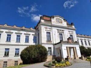 Hlavní budova psychiatrické léčebny v Bohnicích je krásnou ukázkou honosné architektury ze začátku dvacátého století.