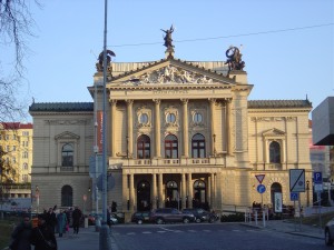 Záběr na honosný vchod opery