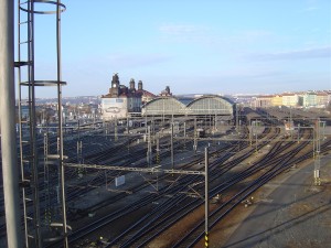 Záběr na areál Hlavního nádraží a nástupní haly